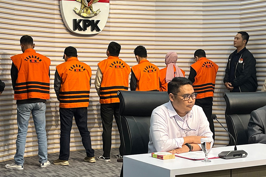 Mereka semua terlibat dalam dugaan penerimaan hadiah atau janji oleh penyelenggara negara dan mewakilinya di Kalsel. Status hukum itu diberikan setelah KPK memeriksa semua orang yang tertangkap dan bukti yang ditemukan. “Telah diekspose pimpinan KPK,” ujar Ghufron.