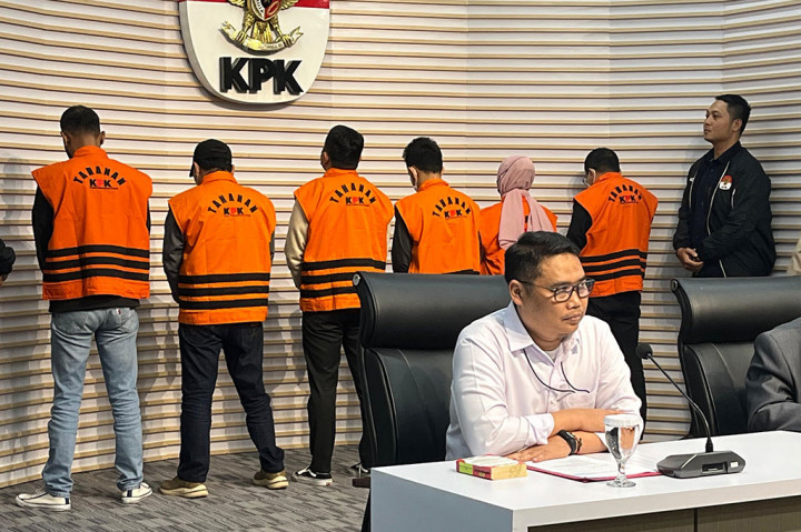 Mereka semua terlibat dalam dugaan penerimaan hadiah atau janji oleh penyelenggara negara dan mewakilinya di Kalsel. Status hukum itu diberikan setelah KPK memeriksa semua orang yang tertangkap dan bukti yang ditemukan. “Telah diekspose pimpinan KPK,” ujar Ghufron.