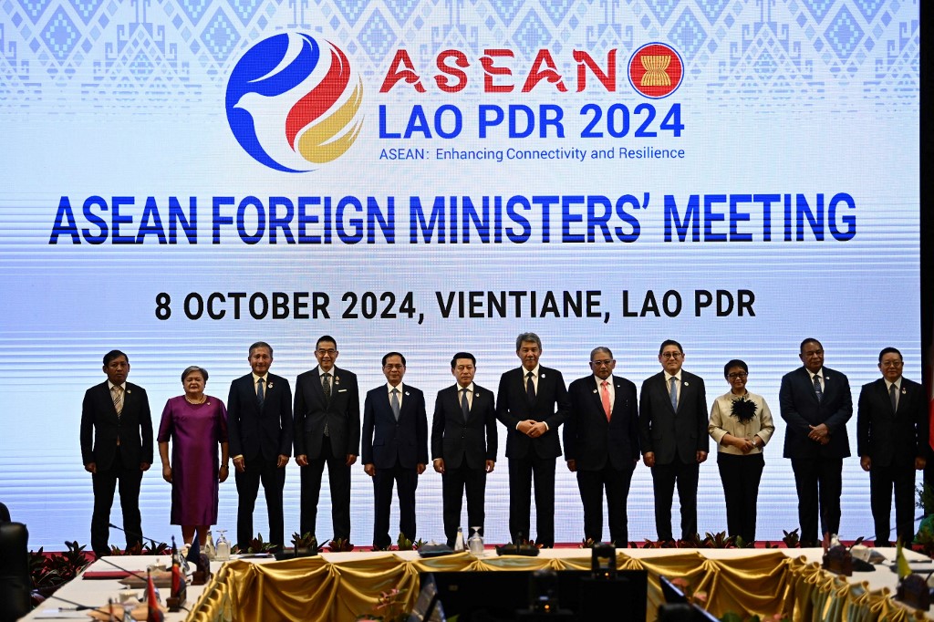 Pertemuan Menteri Luar Negeri ASEAN (ASEAN Foreign Ministers Meeting/ASEAN FMM) mengesahkan tiga dokumen yang selanjutnya akan disampaikan kepada para Pemimpin ASEAN untuk dipertimbangkan pada KTT ASEAN ke-44 dan ke-45 di Laos.