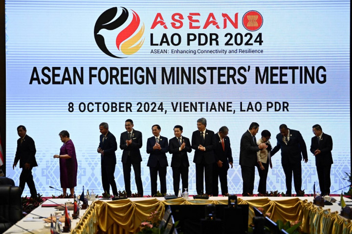 Mereka menyetujui permohonan Hongaria untuk menyetujui TAC dan menugaskan Sekretariat ASEAN untuk melakukan penilaian atas permohonan Polandia, Rumania dan Uruguay, serta berharap untuk menyambut Luksemburg untuk menandatangani Instrumen Aksesi TAC di sela-sela KTT ASEAN ke-44 dan ke-45.