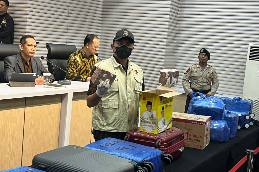 Komisi Pemberantasan Korupsi (KPK) menetapkan Gubernur Kalimantan Selatan (Kalsel) sebagai tersangka atas operasi tangkap tangan (OTT) di wilayahnya pada Minggu, 6 Oktober 2024. Sejumlah bukti yang ditemukan mengarah ke pria yang akrab dipanggil Paman Birin itu.