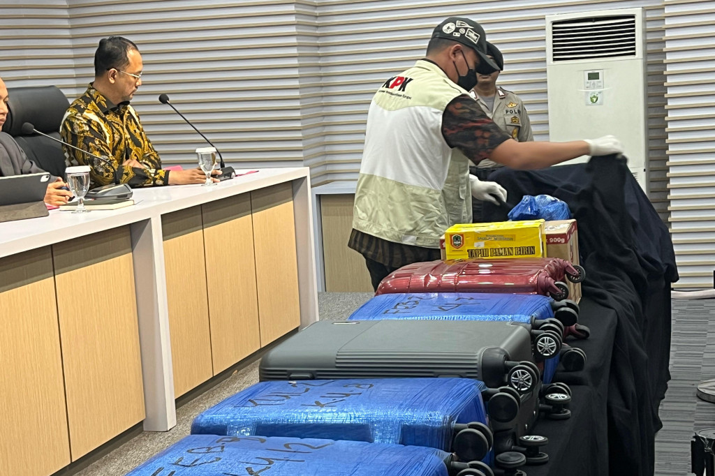 Ghufron menjelaskan uang dari post it itu diambil tim KPK dari tangan Kabid Cipta Karya YUL. Total, uang yang disita penyidik senilai Rp12,1 miliar.