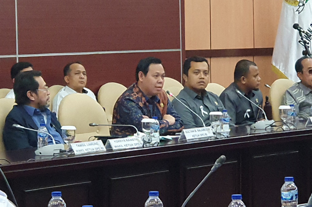 Solidaritas Hakim Indonesia (SHI) menyampaikan bahwa salah satu hakim sampai menggunakan layanan pinjaman online (pinjol) karena gaji yang diterima tak mencukupi. Hal itu disampaikan Hakim Pengadilan Agama Tanjung Pandan, Jusran Ipandi, saat audiensi dengan Dewan Pimpinan Daerah (DPD) RI.