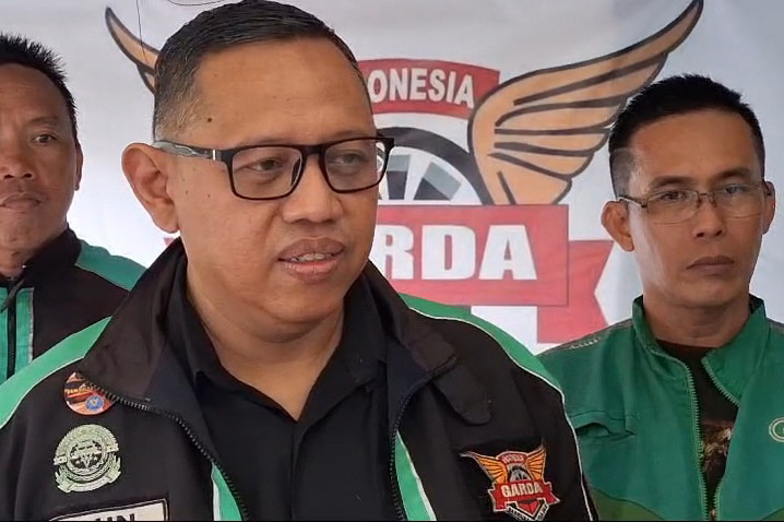 Puluhan ribu pengemudi ojek online (ojol) bakal turun ke jalan saat pelantikan Prabowo Subianto menjadi Presiden ke-8 RI pada 20 Oktober 2024, mendatang. Puluhan ribu driver ojol ini akan mengiringi perjalanan Prabowo dari Gedung DPR/MPR RI hingga Istana Kepresidenan.