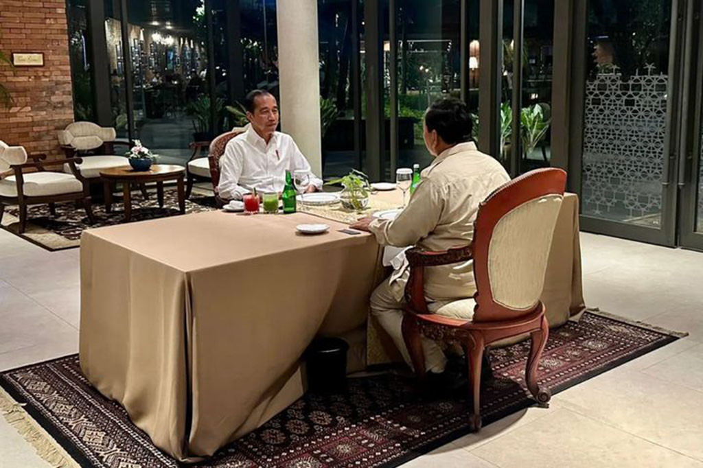 Presiden Joko Widodo dan Presiden Terpilih Prabowo Subianto santap malam dan berdiskusi di sebuah restoran di Jakarta, Selasa, 8 Oktober 2024. Pembicaraan keduanya hingga dua jam lebih.