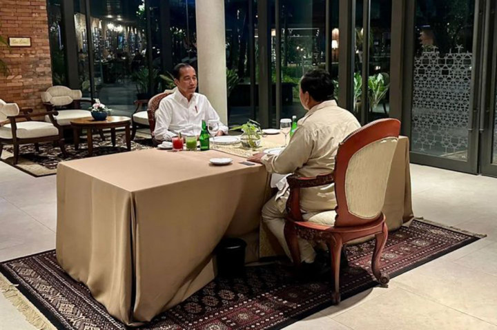 Presiden Joko Widodo dan Presiden Terpilih Prabowo Subianto santap malam dan berdiskusi di sebuah restoran di Jakarta, Selasa, 8 Oktober 2024. Pembicaraan keduanya hingga dua jam lebih.