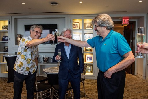 Ambros dan Ruvkun diganjar penghargaan atas penemuan RNA-mikro (micro-RNA atau miRNA) dan perannya dalam regulasi gen pascatranskripsi. “Keduanya lahir di Amerika Serikat, masing-masing pada 1953 dan 1952,” kata Majelis Nobel di situsnya.
