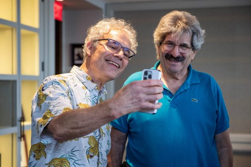 Ilmuwan asal Amerika Serikat penerima penghargaan Nobel dalam Bidang Fisiologi atau Kedokteran 2024 Victor Ambros (kiri) dan Gary Ruvkun berpose untuk swafoto di klub Presiden UMASS di Boston, Massachusetts, Senin, 7 Oktober waktu setempat. 