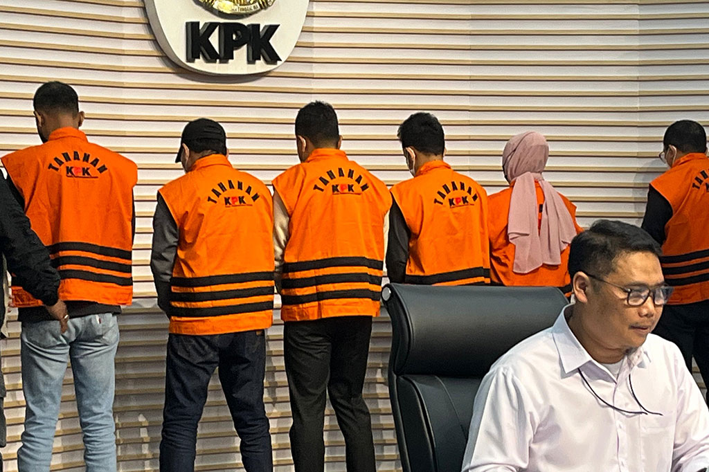 Komisi Pemberantasan Korupsi (KPK) mengungkapkan hasil operasi tangkap tangan (OTT) di Kalimantan Selatan (Kalsel). Total, tujuh orang dijadikan tersangka, termasuk Gubernur Sahbirin Noor.