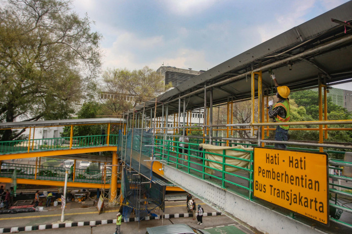 Pemerintah Kota Administratif Jakarta Pusat merevitalisasi jembatan penyeberangan orang (JPO) yang telah berkarat dan berlubang demi kenyamanan dan keamanan pejalan kaki.