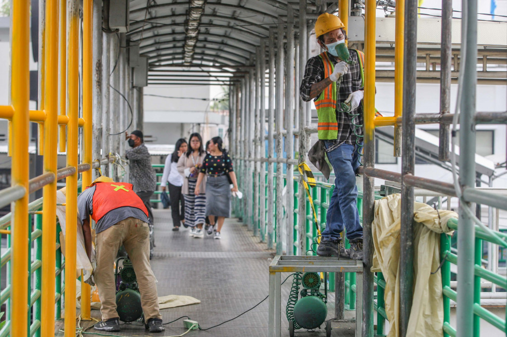 Para pekerja menggarap revitaliasai jembatan penyeberangan orang (JPO) di kawasan Salemba, Jakarta, Rabu, 9 Oktober 2024.