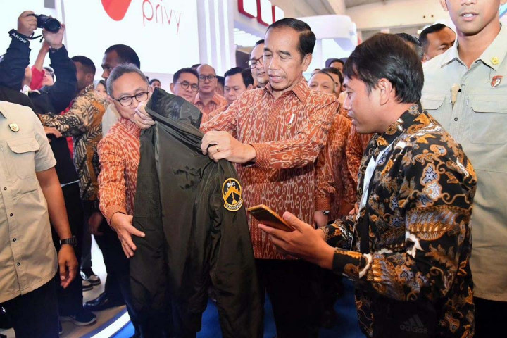 Presiden juga menyinggung tentang overproduksi di China yang memicu kekhawatiran banyak negara terkait membanjirnya produk impor murah. Untuk itu, Presiden menegaskan bahwa Indonesia sebagai negara dengan populasi terbesar keempat dunia, harus mampu melindungi pasar domestik dan memperkuat ekspor produk unggulan ke luar negeri.