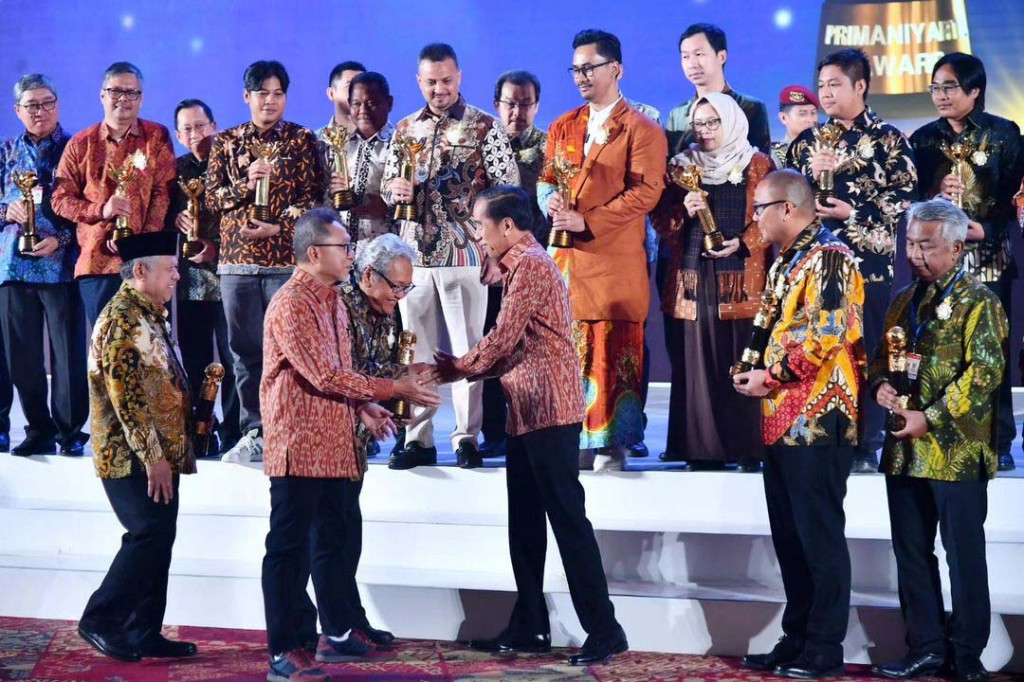 “Ekonomi global masih tumbuh lambat di kisaran 2,6 persen, 2,7 persen. Inflasi juga masih menghantui banyak negara. Perkiraan inflasi global di kisaran 5,9 persen. Ditambah perang konvensional dan perang dagang masih terus berlangsung yang membuat negara-negara melakukan kebijakan restriksi perdagangan,” ujar Presiden.