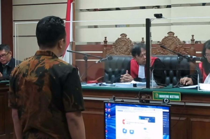 Selain penjara lima tahun, Ari Suryono juga dihukum membayar denda 500 juta rupiah, subsider empat bulan penjara. Majelis hakim juga mewajibkan terdakwa membayar uang penganti, sebesar 2 koma 7 milliar rupiah.