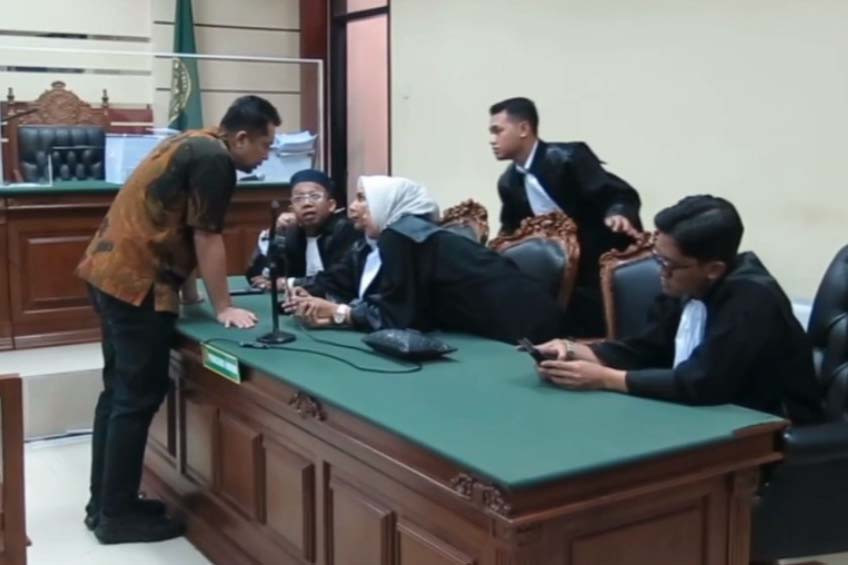 Apabila tidak dibayarkan, maka harta kekayaan terdakwa akan disita,dan dilelang oleh negara. Dan apabila harta bendanya tidak mencukupi, maka diganti dengan pidana penjara selama dua tahun.