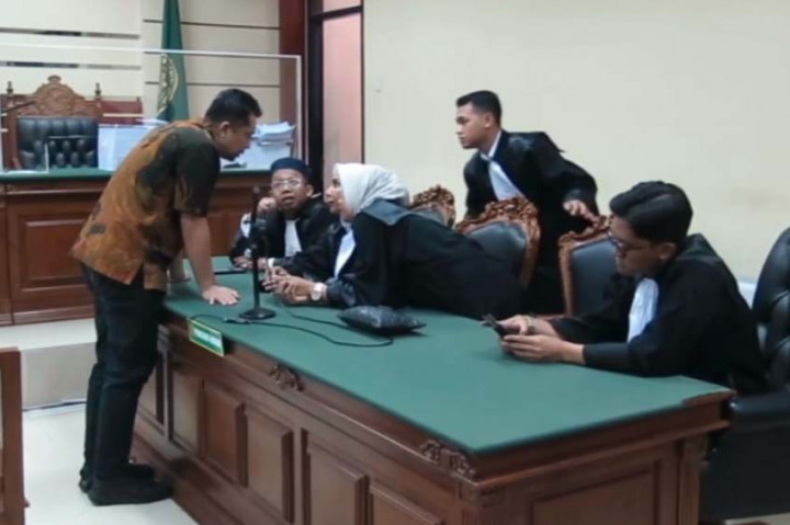 Apabila tidak dibayarkan, maka harta kekayaan terdakwa akan disita,dan dilelang oleh negara. Dan apabila harta bendanya tidak mencukupi, maka diganti dengan pidana penjara selama dua tahun.