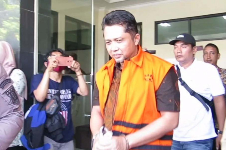 Putusan majelis hakim itu jauh lebih rendah, dari tuntutan jaksa penuntut umum dari KPK, terutama untuk nilai uang pengganti. Sebelumnya jaksa menuntut hukuman penjara tujuh tahun enam bulan penjara.