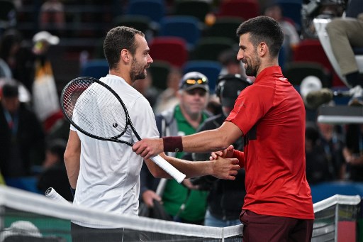 Pemegang rekor juara empat kali itu dipaksa bekerja keras untuk menang dua gim langsung dengan skor 6-3, 6-2, dan tetap bertahan dalam upayanya meraih gelar ke-100 di level tur.