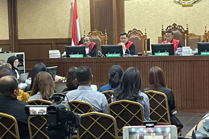 Artis Sandra Dewi dihadirkan dalam persidangan dugaan korupsi pengolahan tata niaga komoditas timah di wilayah izin usaha pertambangan PT Timah Tbk hari ini, 10 September 2024. Hakim menanyakan sosok Harvey Moeis kepadanya.