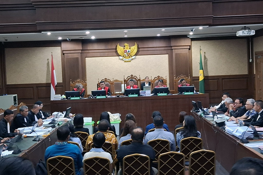 Hakim mempertanyakan alasan jaksa membawa Sandra dalam persidanga. Sebab, anggota keluarga inti memiliki hak berbeda untuk bersaksi berdasarkan KUHAP. Namun, jaksa meyakinkan hakim bahwa Sandra bisa diperiksa berdasarkan aturan Pasal 35 dalam Undang-Undang Nomor 31 Tahun 1999.