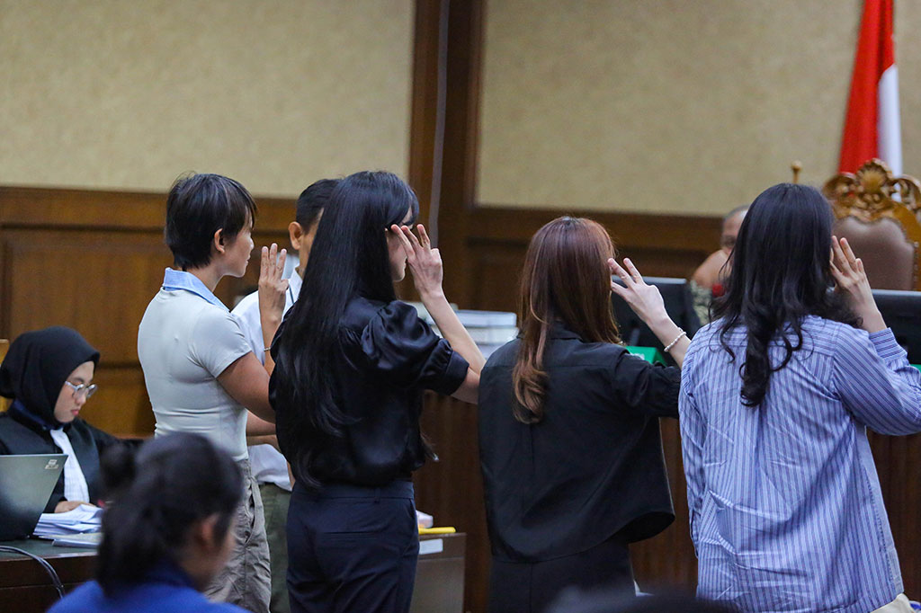 Adapun dalam dakwaan, Harvey diduga melakukan tindak pidana pencucian uang (TPPU) dari uang hasil korupsi timah dengan mentransfer ke rekening Sandra Dewi untuk kebutuhan pribadi Sandra Dewi, antara lain pembelian sebanyak 88 tas mewah dan bermerek.