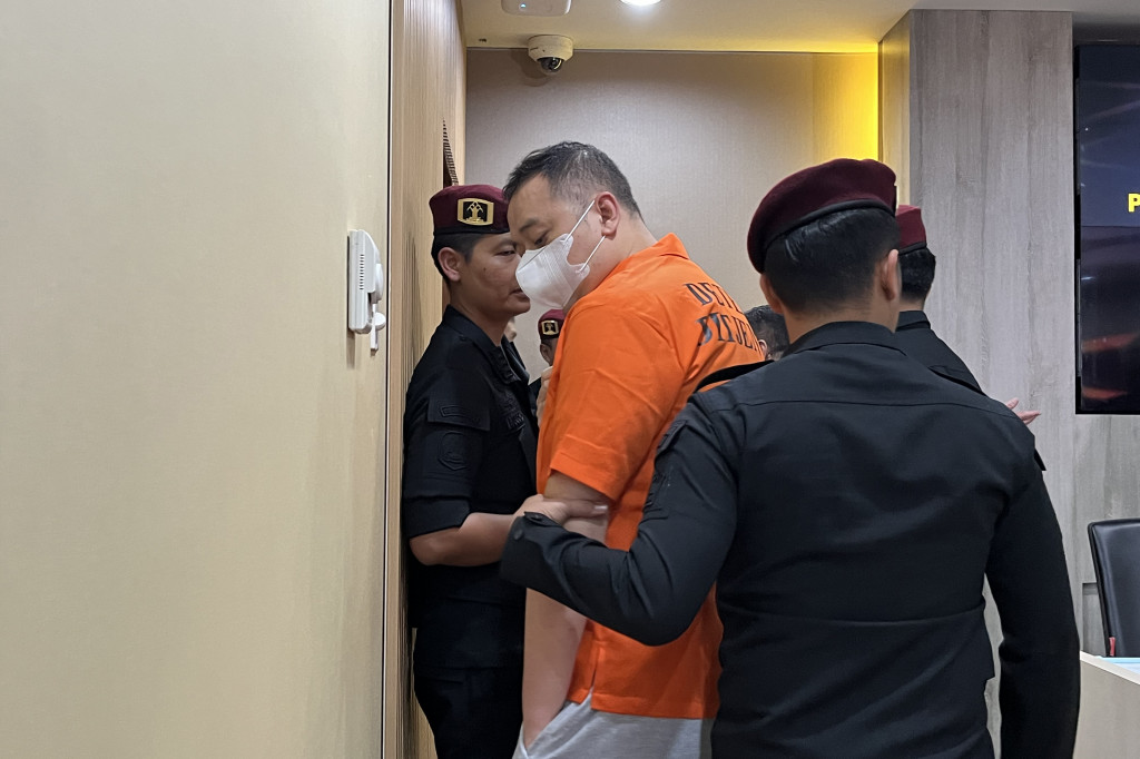 Petugas Imigrasi Bandara Internasional Ngurah Rai menangkap buronan internasional asal Republik Rakyat Tiongkok (RRT) yang masuk dalam Daftar Pencarian Orang (DPO) Interpol. Pelaku berinisial LQ yang merupakan tersangka kasus penipuan investasi dengan total kerugian Rp210 triliun.