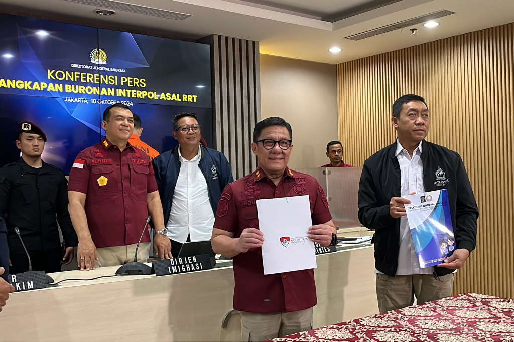 Sebelum penangkapan, Silmy menyebut Direktorat Pengawasan dan Penindakan Keimigrasian Direktorat Jenderal (Ditjen) Imigrasi menerima red notice dari Interpol pada 27 September 2024 untuk menangkap LQ. Dia merupakan pria 39 tahun yang menjadi buronan dalam kasus pidana di Republik Rakyat Tiongkok (RRT).