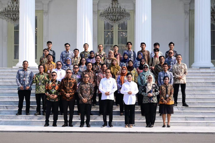 Di pagi yang cerah di halaman Istana Merdeka, Jakarta, Kamis, 10 Oktober 2024, Presiden Joko Widodo (Jokowi) dan Ibu Negara Iriana Joko Widodo meluangkan waktu untuk berpamitan secara khusus dengan para pegawai, unsur pengamanan, petugas kebersihan, hingga jurnalis yang selama ini setia mendampingi tugas-tugas kenegaraan keduanya.