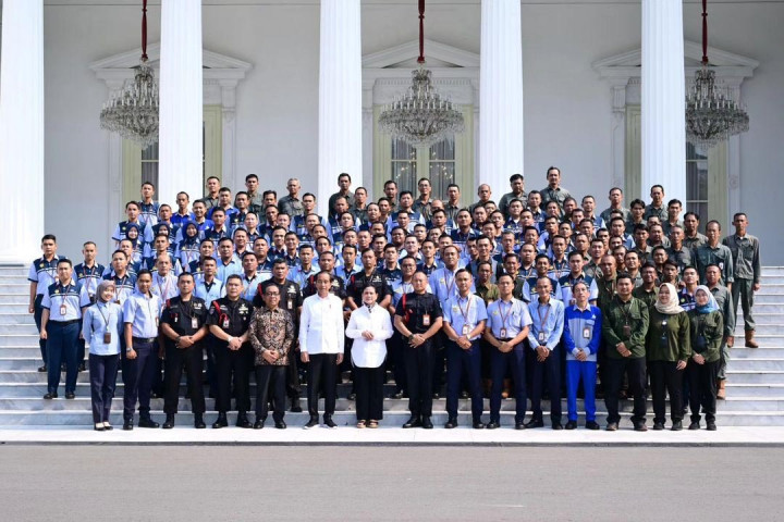 Sesi foto bersama yang berlangsung di tangga depan istana tersebut menjadi momen penuh haru dan kenangan menjelang berakhirnya masa tugas Presiden Jokowi dan Ibu Iriana pada 20 Oktober mendatang.