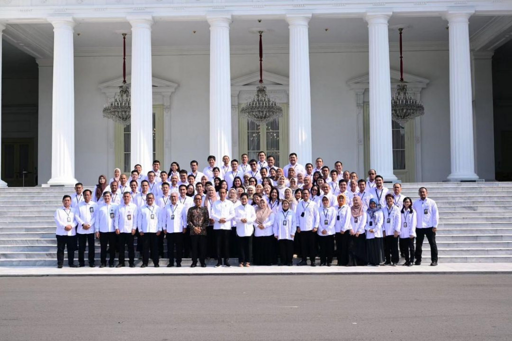 Senyum hangat dan sapaan ramah Presiden serta Ibu Iriana menciptakan suasana akrab di antara para pegawai istana yang selama bertahun-tahun bekerja pada masa pemerintahan Presiden Jokowi.
