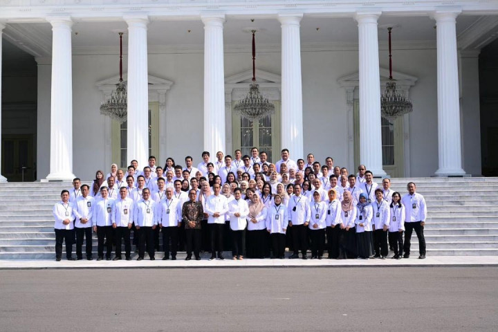 Senyum hangat dan sapaan ramah Presiden serta Ibu Iriana menciptakan suasana akrab di antara para pegawai istana yang selama bertahun-tahun bekerja pada masa pemerintahan Presiden Jokowi.