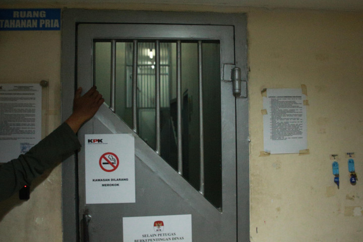 Cahya mengataakan KPK juga menyosialisasi keluarga tahanan untuk tidak mengirimkan uang saat kunjungan. Sebab, duit tidak berlaku di dalam rutan.