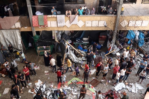 Warga Palestina bereaksi setelah serangan Israel menghantam Sekolah Rafida yang menampung para pengungsi di Deir al-Balah, Jalur Gaza bagian tengah, Kamis, 10 Oktober 2024.