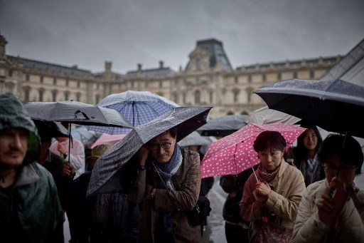 Lebih dari 65.000 rumah mengalami pemadaman listrik, hujan deras menggenangi beberapa kota di seluruh Prancis, dan lalu lintas kereta api terganggu di lima wilayah, lapor media setempat.