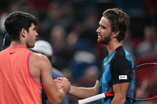 Bertanding di perempat final ketiganya di level tur, petenis peringkat 33 Machac berhasil menggagalkan upaya dari peringkat dua dunia Alcaraz dengan menang 7-6(5), 7-5.