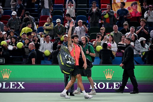 Carlos Alcaraz gagal mencapai semifinal Shanghai Masters setelah dikalahkan Tomas Machac sekaligus mengakhiri 12 kemenangan beruntunnya.