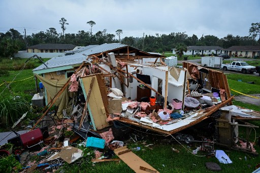 Pada hari Kamis, tiang listrik beton yang patah dan truk yang terbalik di parit menjadi bukti kekuatan tornado. Crystal Coleman, 37, dan putrinya yang berusia 17 tahun bersembunyi di kamar mandi selama badai ketika tornado mulai menerbangkan atap rumahnya di Lakewood Park. 