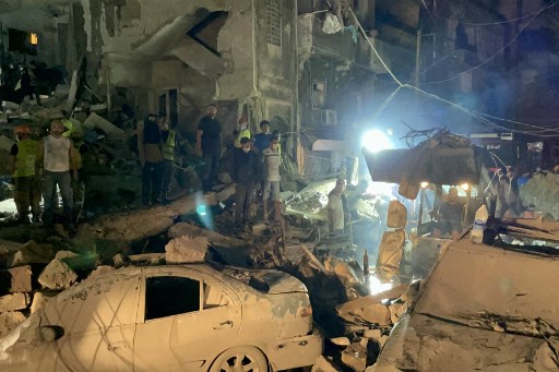 Serangan kedua menargetkan sebuah gedung empat lantai di Jalan Fathallah di Basta Al Fawqa, yang runtuh seluruhnya, tambah kantor berita tersebut.