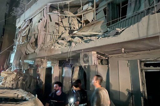 Serangan di lingkungan Ras Al Naba'a dan Basta Al Fawqa menyebabkan kepulan asap membubung dari salah satu bangunan padat penduduk.