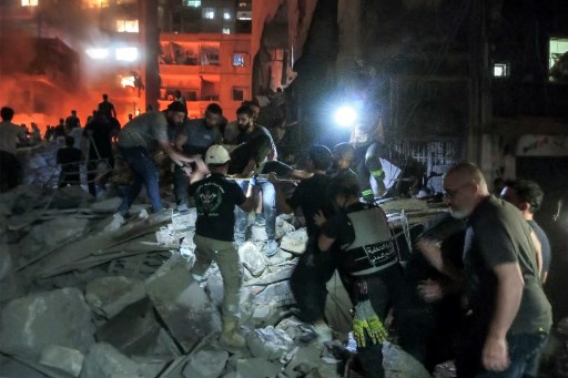 Kantor Berita Nasional Lebanon menyampaikan bahwa informasi awal menunjukkan serangan udara pertama di Beirut menghantam lantai tiga sebuah gedung delapan lantai di kawasan Nowayri.