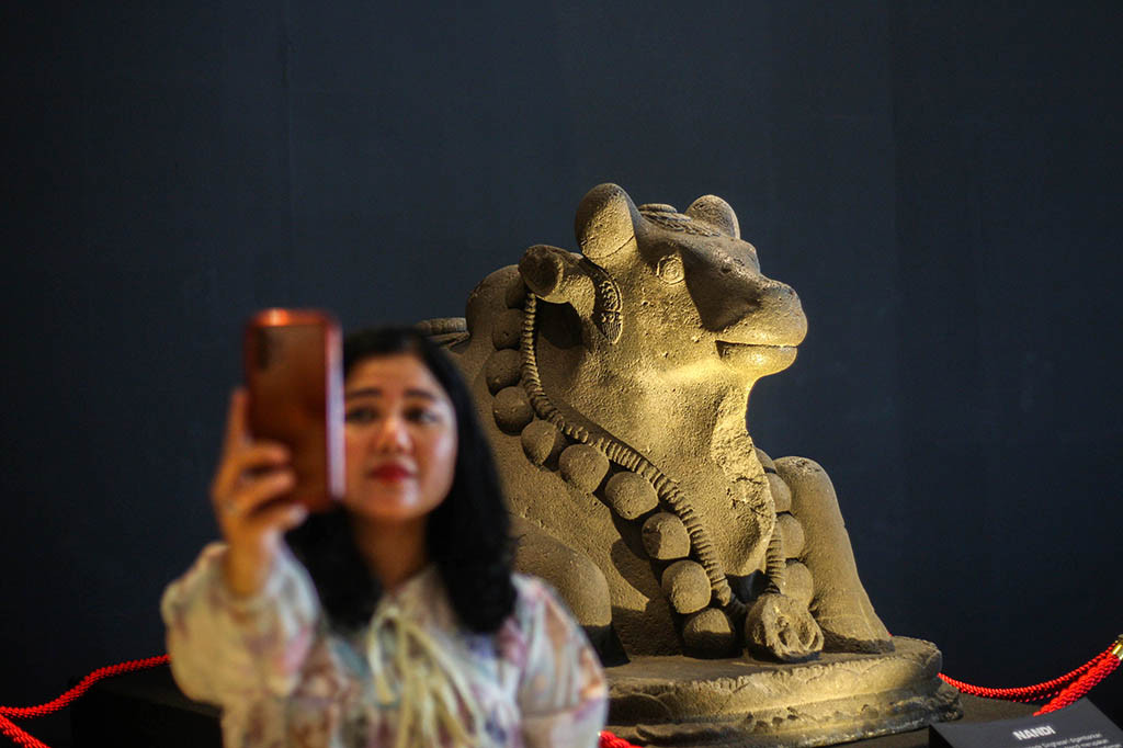 Nandi merupakan kendaraan sekaligus penjaga kediaman Dewa Siwa. Dalam bahasa Sanskerta, 'Nandi' berarti kebahagiaan atau kepuasan.