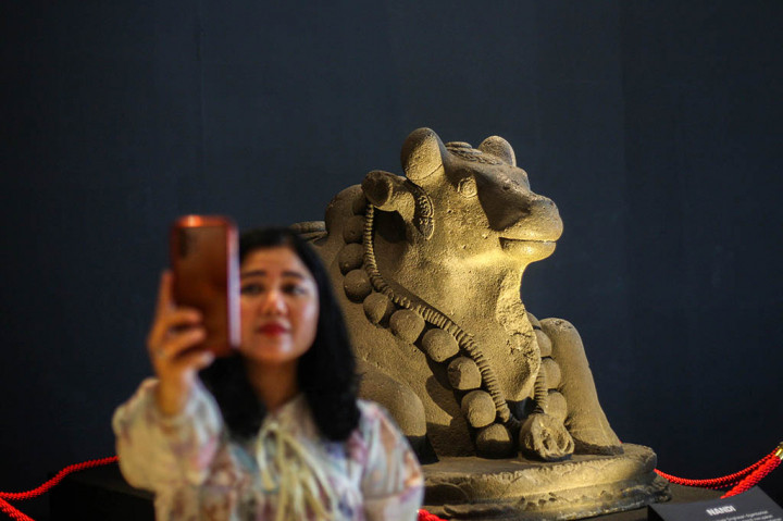 Nandi merupakan kendaraan sekaligus penjaga kediaman Dewa Siwa. Dalam bahasa Sanskerta, 'Nandi' berarti kebahagiaan atau kepuasan.