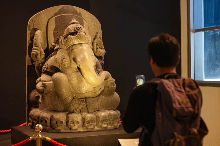 Pameran yang sama juga menghadirkan arca Ganesha berdiri. Arca yang ditemukan di Desa Simojayan, lereng Semeru ini memiliki ciri khas, yaitu berbadan anak-anak berkepala gajah.