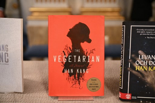 Karir menulis Han dimulai pada 1993, dan namanya dikenal dunia setelah novelnya yang berjudul 'The Vegetarian' terbit pertama kali pada 2007.