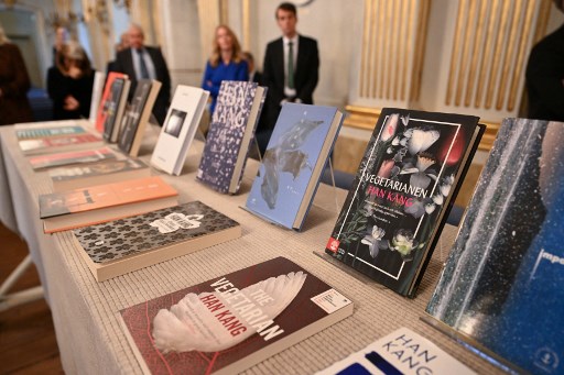 Han memiliki kesadaran unik atas hubungan antara jasmani dan rohani serta antara yang hidup dan yang telah mati. Melalui langgam puitis dan eksperimentalnya, Han telah menjadi pelopor dalam karya prosa kontemporer.