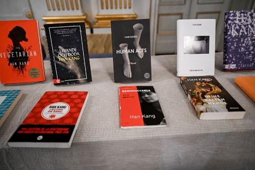 Komite Nobel menyatakan bahwa karya Han Kang memiliki ciri khas paparan ganda akan rasa sakit, sebuah hubungan antara siksaan jiwa dan raga dengan keterkaitan yang dekat terhadap pemikiran Timur.