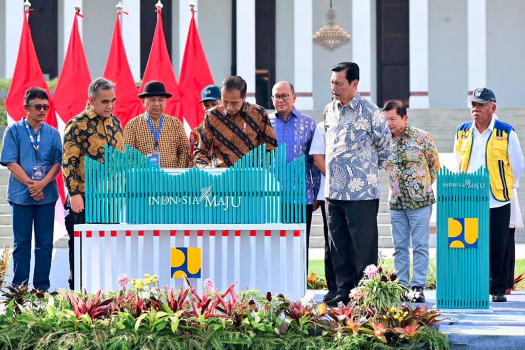 Selain Istana Negara, di lokasi itu juga ada Istana Garuda yang berfungsi sebagai kantor presiden. Istana Garuda terletak di atas bukit, di belakang Istana Negara, dan menghadap ke Taman Plaza Seremoni dan Bukit Bendera IKN.