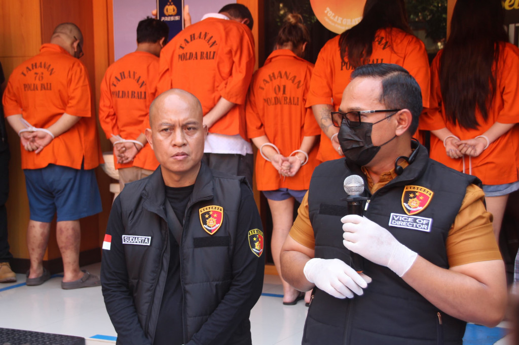 Pengungkapan kasus ini berawal dari laporan warga dan dilanjutkan dengan penggerebekan di spa yang terletak di Seminyak, Kuta, Bali. Saat penggerebekan, petugas menemukan terapis dan pelanggan dalam keadaan tanpa busana di kamar No.11, dengan berbagai alat pijat dan menu pijat sensual yang ditawarkan dengan harga bervariasi.