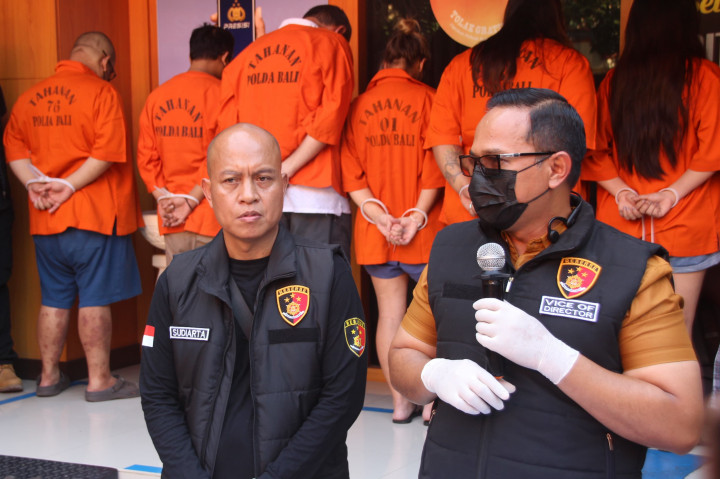 Pengungkapan kasus ini berawal dari laporan warga dan dilanjutkan dengan penggerebekan di spa yang terletak di Seminyak, Kuta, Bali. Saat penggerebekan, petugas menemukan terapis dan pelanggan dalam keadaan tanpa busana di kamar No.11, dengan berbagai alat pijat dan menu pijat sensual yang ditawarkan dengan harga bervariasi.