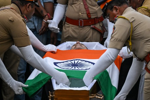 Perdana Menteri Narendra Modi menggambarkan Tata sebagai pemimpin visioner dan manusia yang penyayang dan luar biasa.